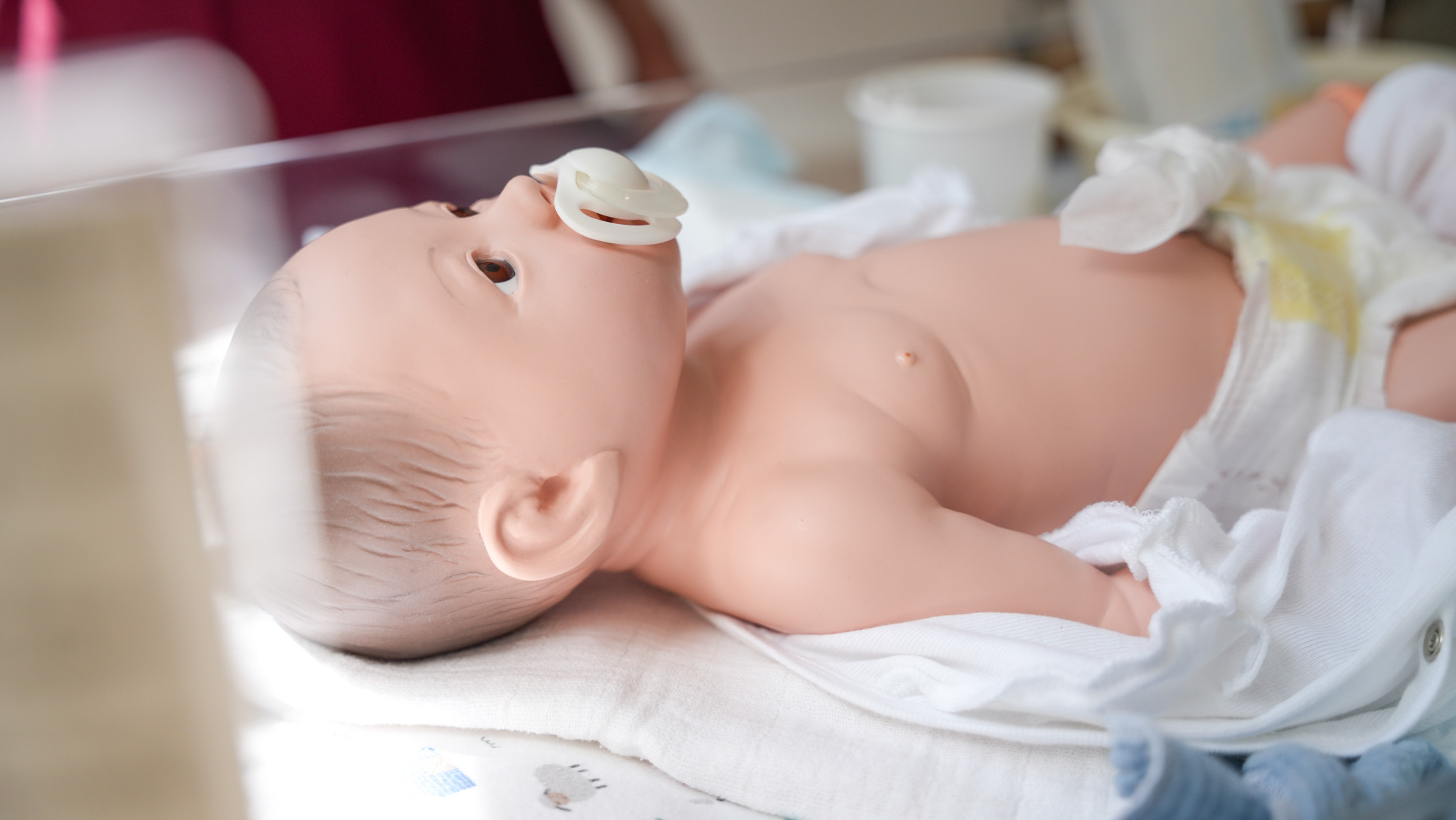 Baby Simulator mit Schnuller und Windel 